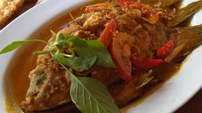 Ilustrasi hidangan pesmol ikan gurame yang cocok jadi lauk makan siang enak.