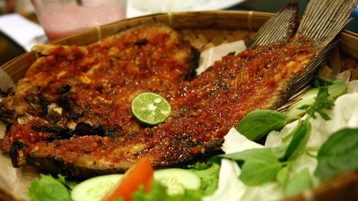 Ilustrasi ikan bakar yang enak disantap sebagai menu makan malam.