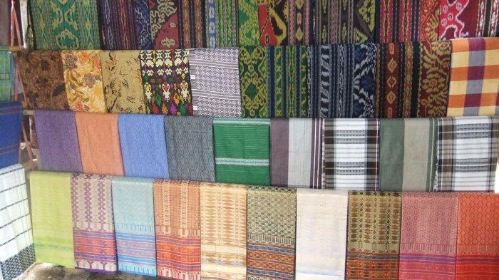 Ilustrasi kain tenun ikat yang dibuat dengan cara menenun menggunakan alat tenun tradisional.