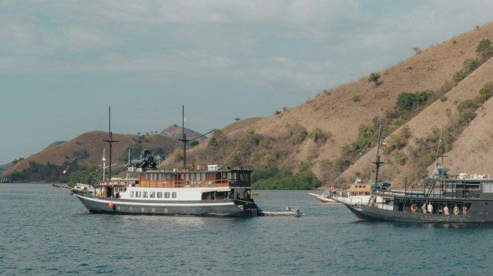 Ilustrasi kapal pinisi berlayar di Pulau Komodo, Labuan Bajo, Nusa Tenggara Timur (NTT).