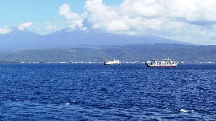 Ilustrasi kapal yang berlayar di Selat Bali.