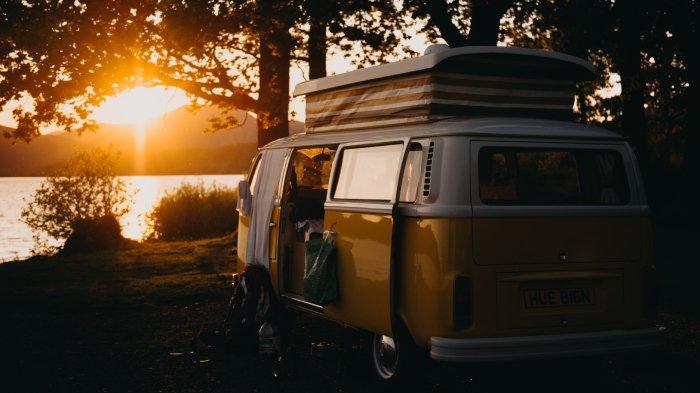 Ilustrasi karavan atau dikenal juga dengan campervan.