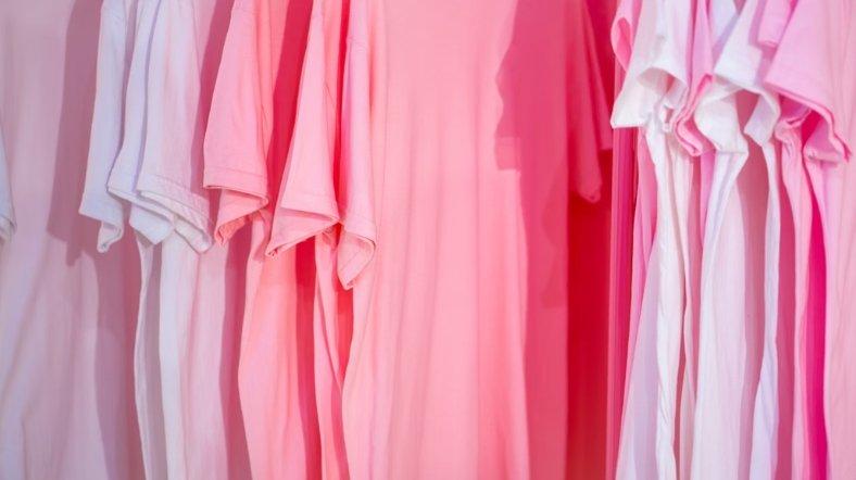 Ilustrasi kaus pink.