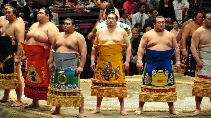 Ilustrasi kelompok pegulat sumo di Jepang.