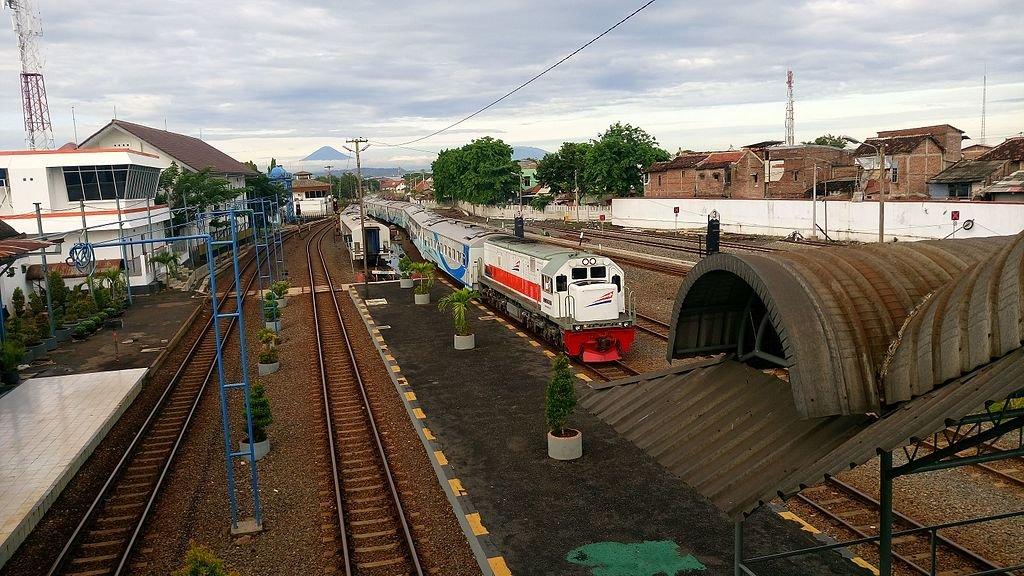 Ilustrasi kereta Ambarawa Ekspress rute Semarang-Surabaya