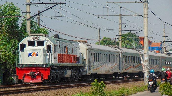 Ilustrasi kereta api Dharmawangsa dengan rute Pasar Senen menuju Semarang Poncol