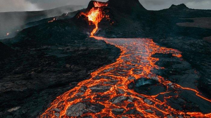 Ilustrasi lava dari erupsi gunung berapi. Video viral di medsos, penumpang merekam momen mengerikan letusan gunung berapi dari pesawat, yang lavanya menyembur ke langit.