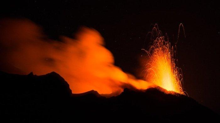 Ilustrasi letusan gunung berapi yang mengeluarkan lahar panas. Viral video para pekerja alat berat mati-matian menghentikan aliran lahar gunung meletus di Islandia.