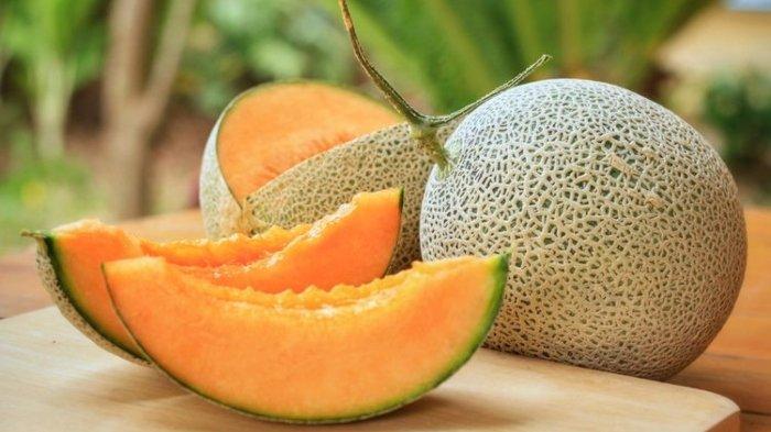 Ilustrasi melon berwarna jingga yang rasanya manis dan bertekstur renyah.