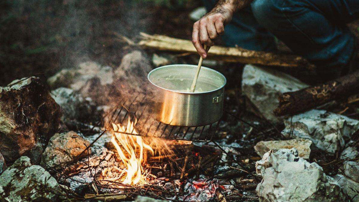 Ilustrasi memasak daging sapi kurban.