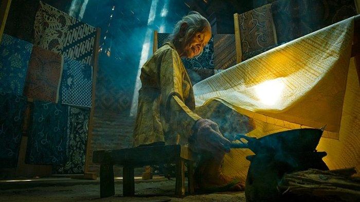 Ilustrasi membatik atau proses pembuatan batik.
