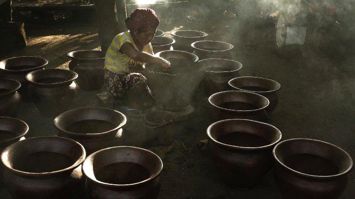 Ilustrasi membuat gerabah yang bisa dilakukan di Desa Gerabah Banyumulek, Lombok, Nusa Tenggara Barat.