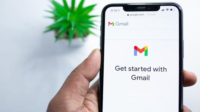 Ilustrasi membuka Gmail atau akun email melalui ponsel.