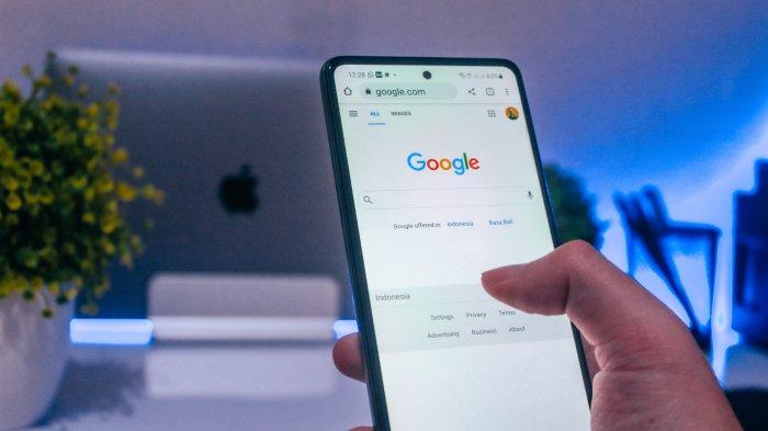 Ilustrasi membuka aplikasi Google di ponsel. Tahukah kamu ada beberapa kata yang sebaiknya tidak kamu cari di Google.