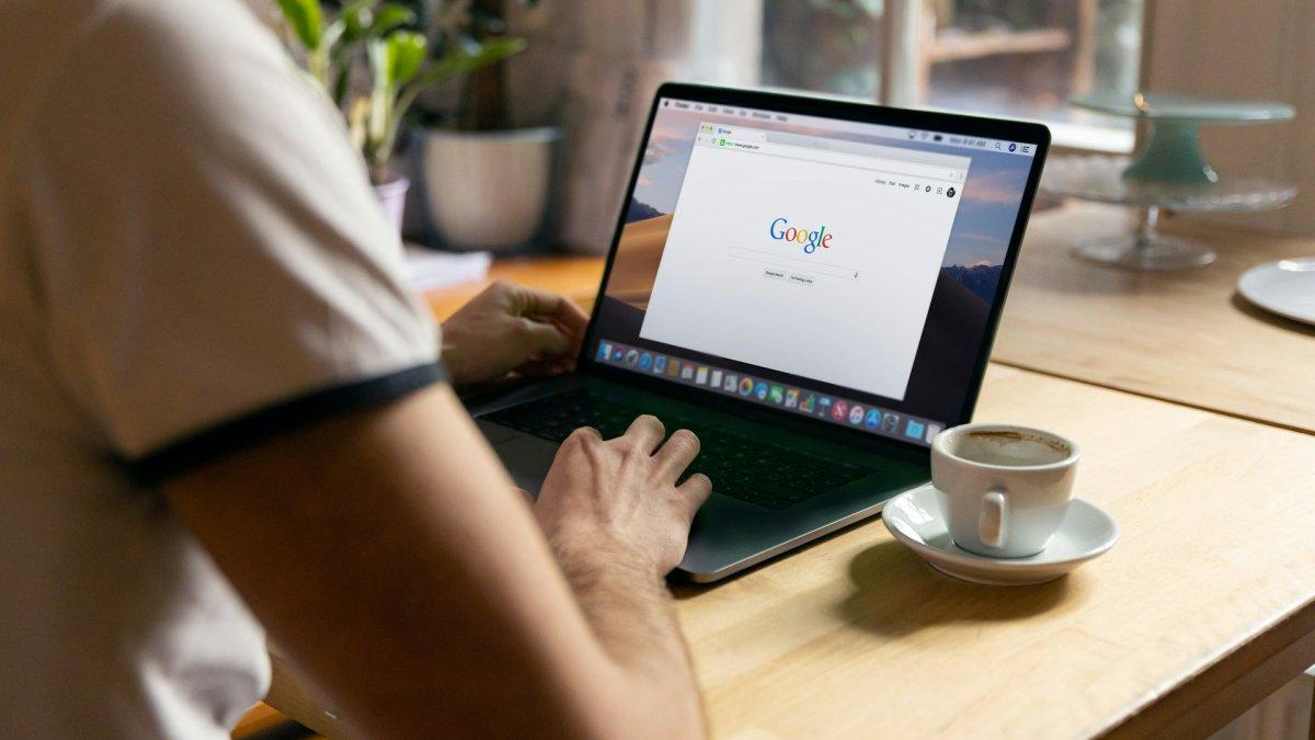 Ilustrasi membuka situs Google