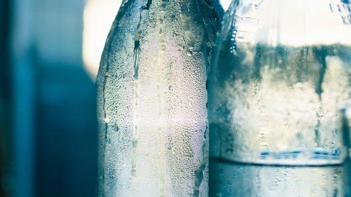 Ilustrasi meminum air kemasan. Viral para ilmuwan menemukan air kemasan yang mengandung 240.000 kepingan plastik yang bisa berpotensi menjadi racun.