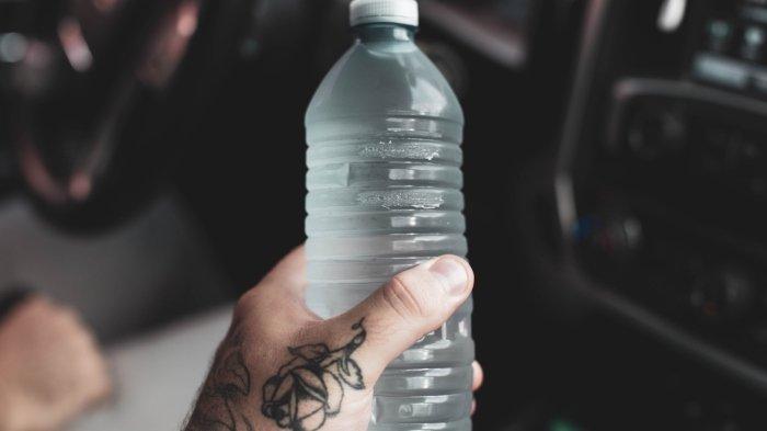 Ilustrasi meminum air kemasan. Viral para ilmuwan menemukan air kemasan yang mengandung 240.000 kepingan plastik yang bisa berpotensi menjadi racun.