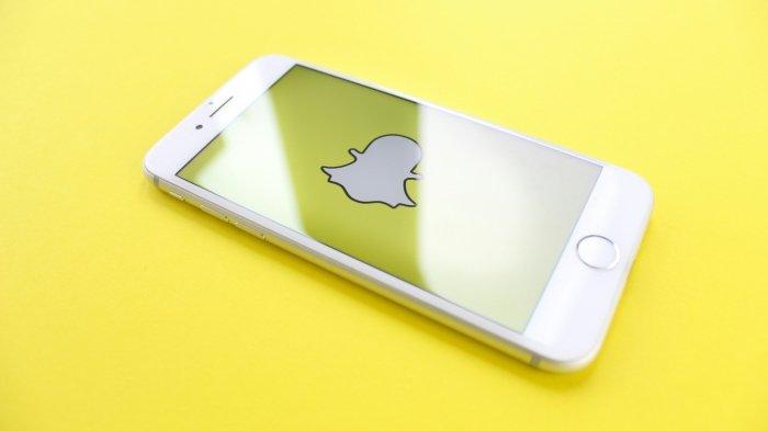 Ilustrasi mengunduh aplikasi Snapchat di ponsel.