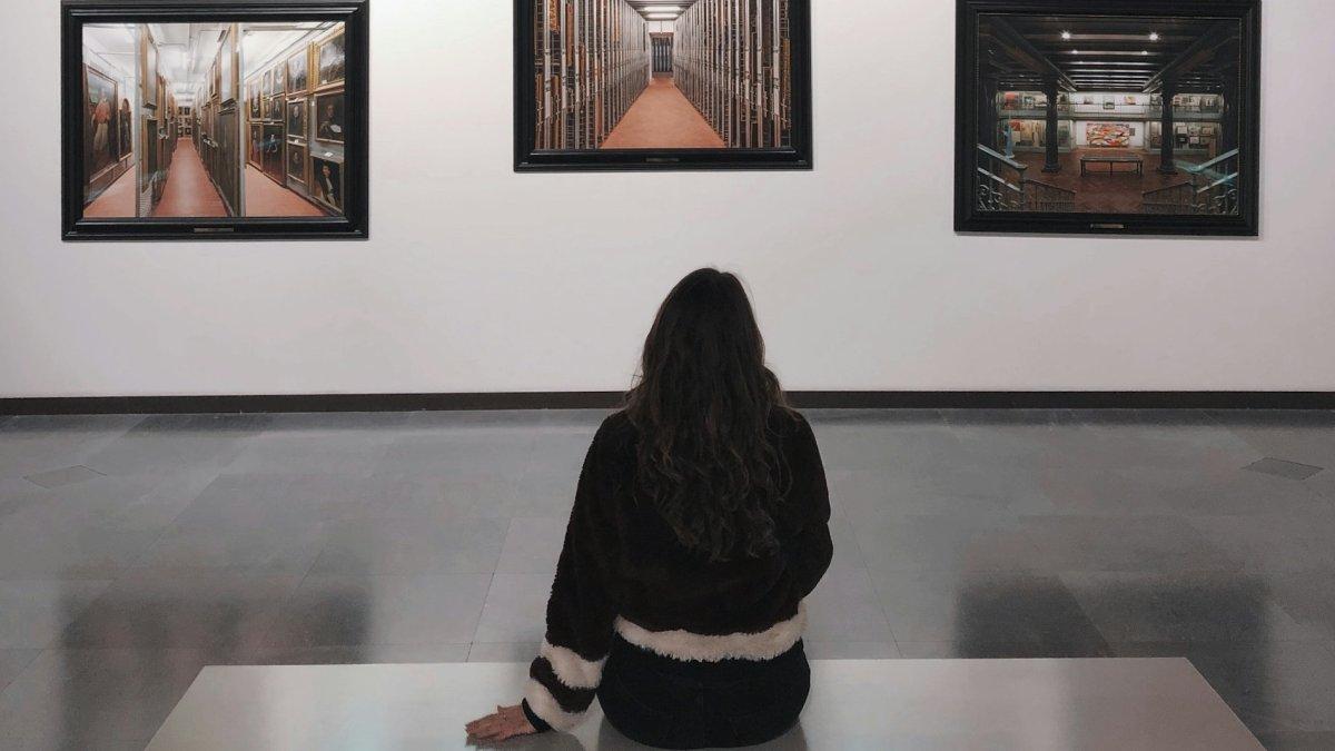 Ilustrasi mengunjungi museum.