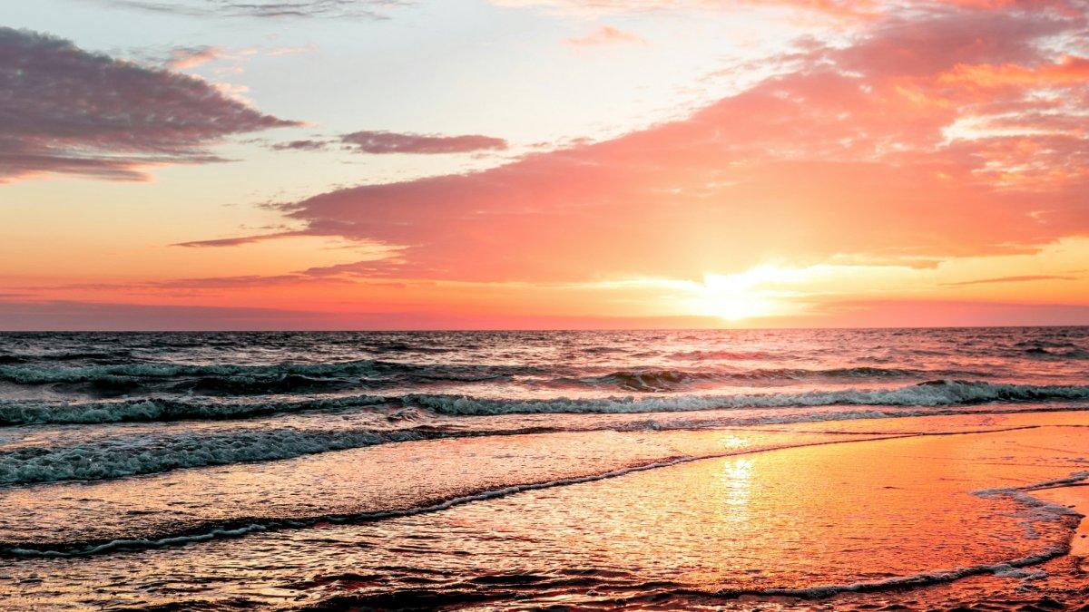 Ilustrasi menikmati keindahan sunset di pantai.