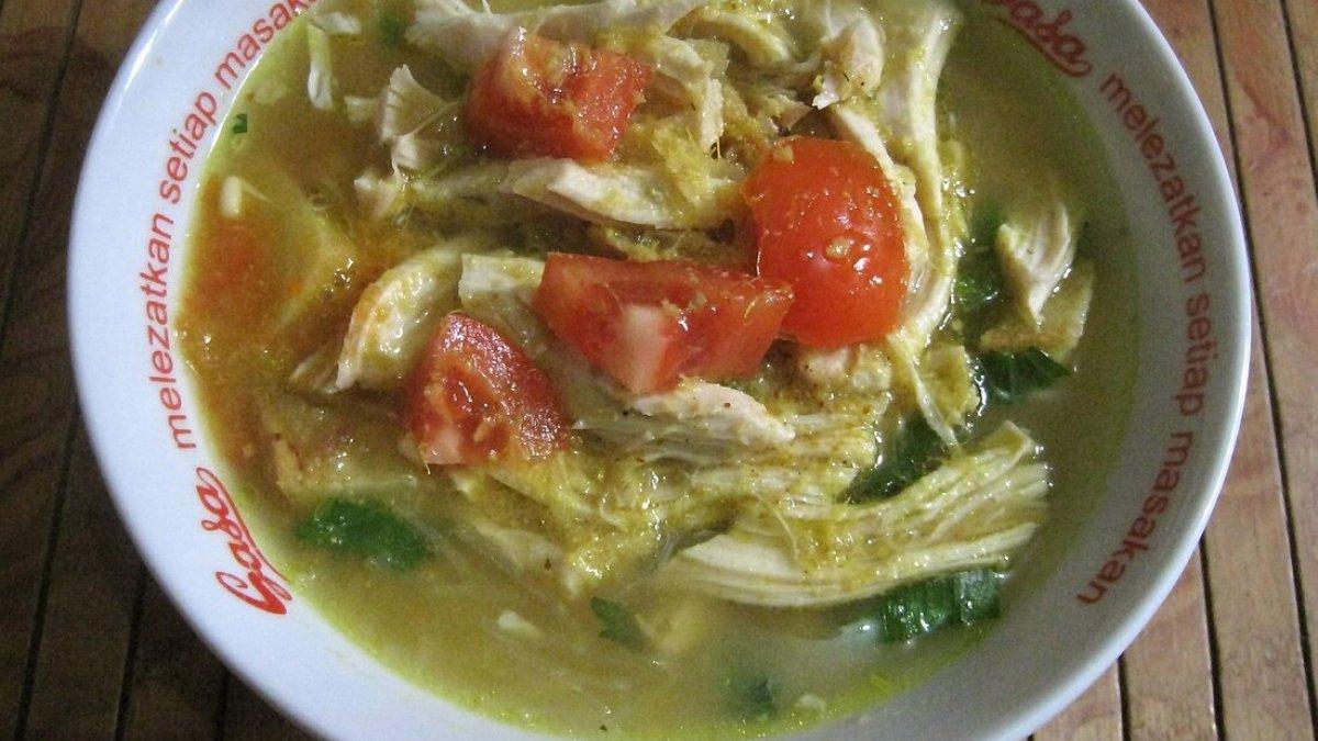 Ilustrasi menikmati soto ayam enak di Jakarta Barat buat sarapan.