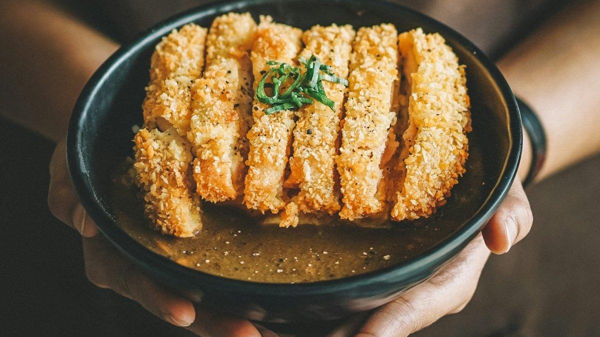 Ilustrasi menu chicken katsu di Jepang