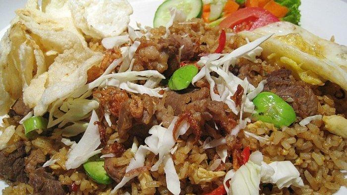 Ilustrasi nasi goreng yang cocok untuk menu makan malam.