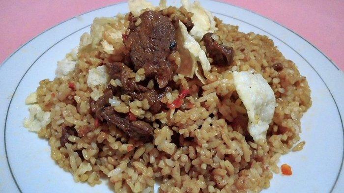 Ilustrasi nasi goreng kambing untuk menu makan malam enak.