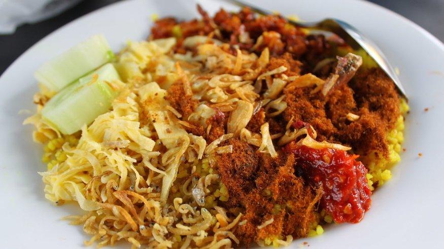 Ilustrasi nasi kuning buat sarapan enak di Manado.