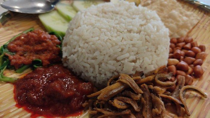 Ilustrasi nasi lemak Melaka di Malaysia yang cocok untuk menu sarapan.