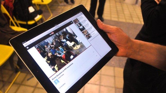 Ilustrasi nonton saluran live streaming. Viral seorang influncer China ditemukan tewas setelah makan kelabang beracun saat masih melakukan live streaming di DouYu.