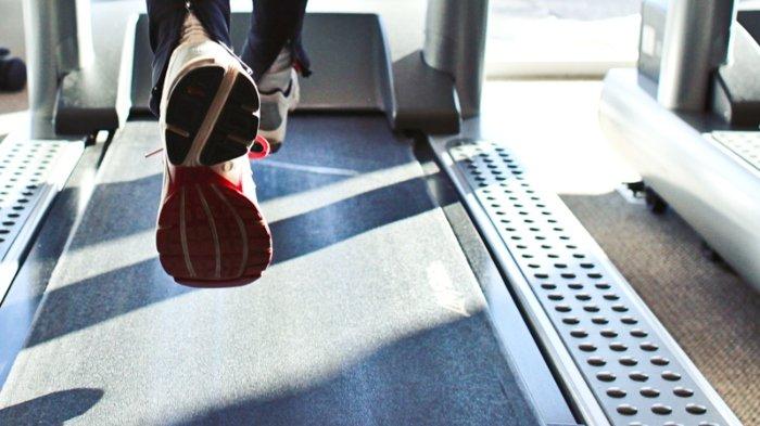 Ilustrasi olahraga menggunakan treadmill. 