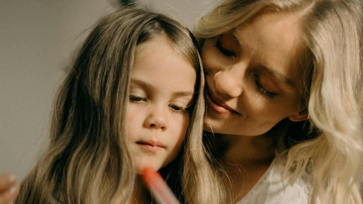 Ilustrasi orang tua toxic yang berusaha mengontrolmu