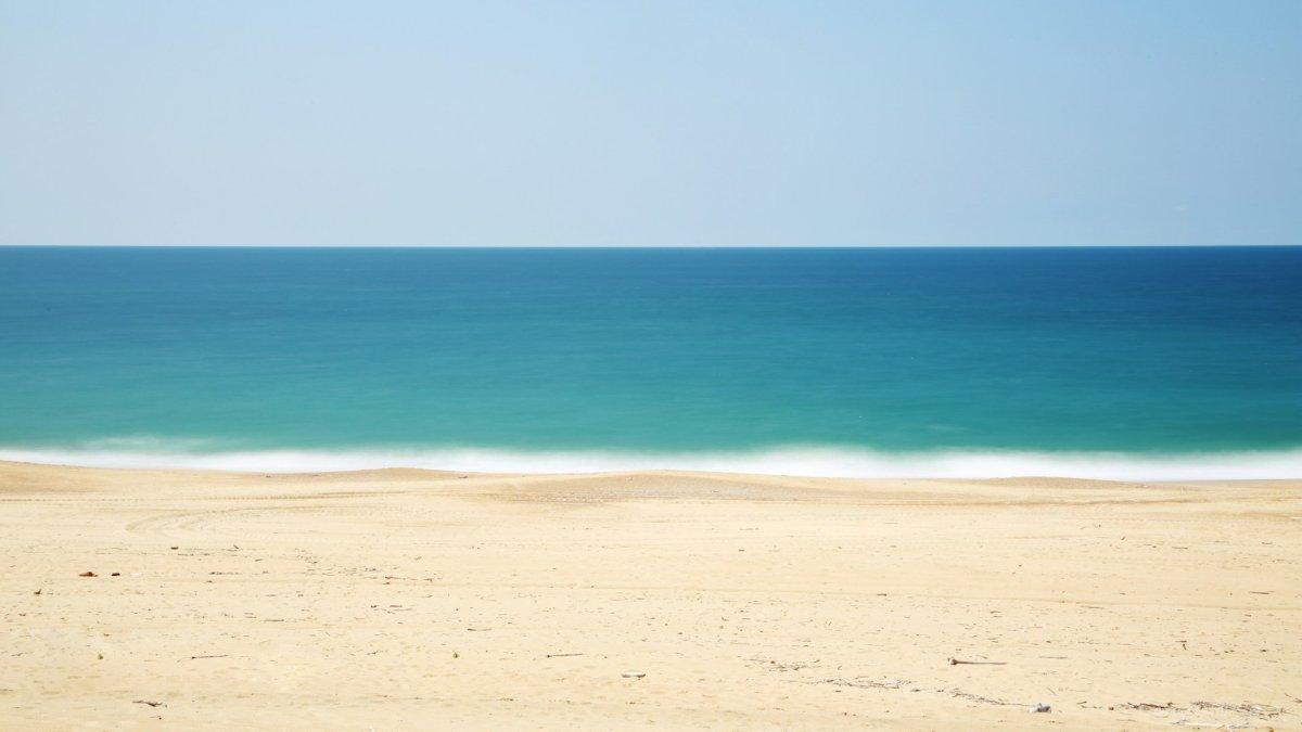 Ilustrasi pantai dengan pasir putih