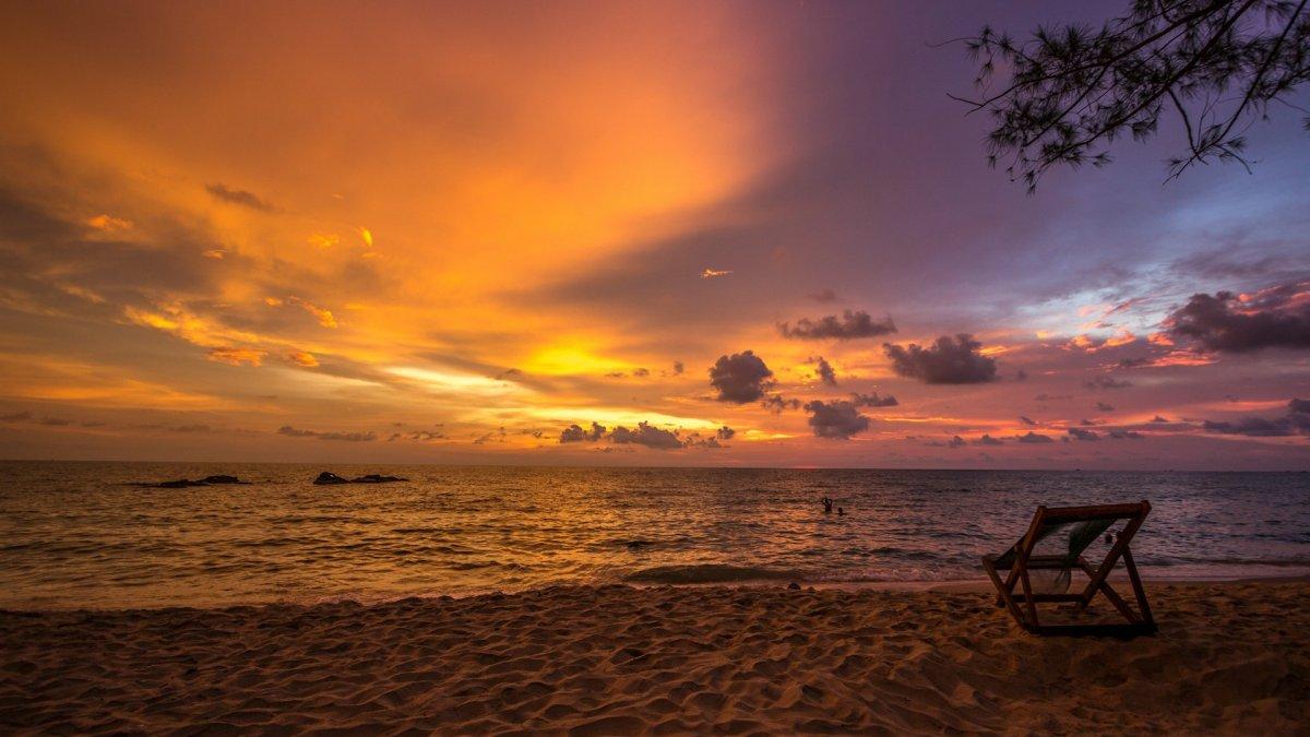 Ilustrasi sunrise di pantai.