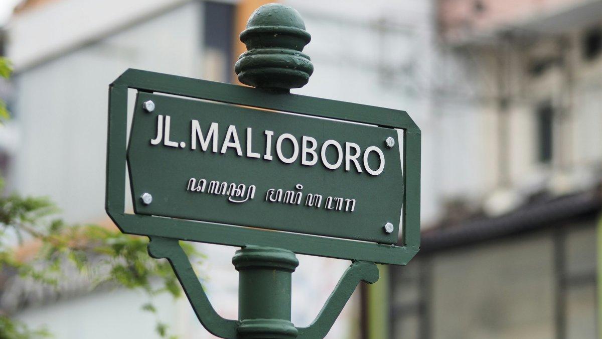 Ilustrasi papan jalan Malioboro, Jogja.