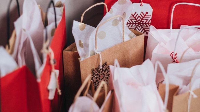 Ilustrasi paper bag berisi tas, buku, dan barang lainnya. Curhatan seorang menantu wanita yang marah karena ibu mertua diam-diam menguras dan menyumbangkan harta bendanya ke toko amal.