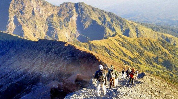 Ilustrasi para pendaki melalui salah satu jalur pendakian Gunung Rinjani di Lombok, Nusa Tenggara Barat (NTB).