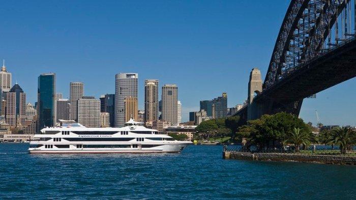 Ilustrasi pelayaran kapal pesiar Captain Cook Cruises di Australia.