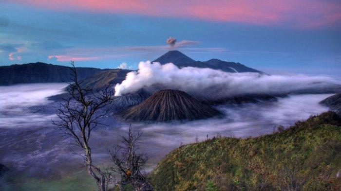 Ilustrasi pemandangan Gunung Bromo di Jawa Timur yang menawan.