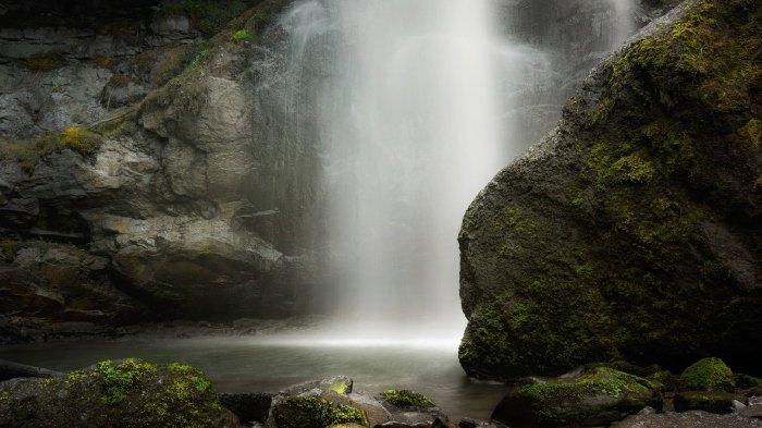 Ilustrasi Air Terjun Telago Jando yang menjadi tempat wisata hits di Jambi.