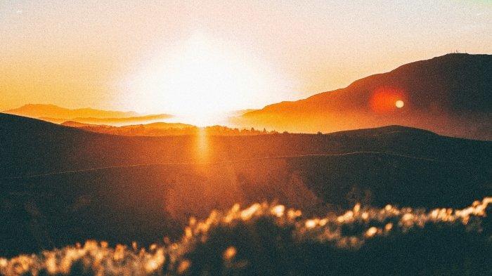 Ilustrasi pemandangan sunset dari atas bukit.