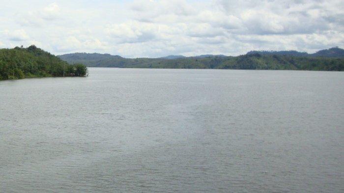 Ilustrasi pemandangan waduk saat sore hari.