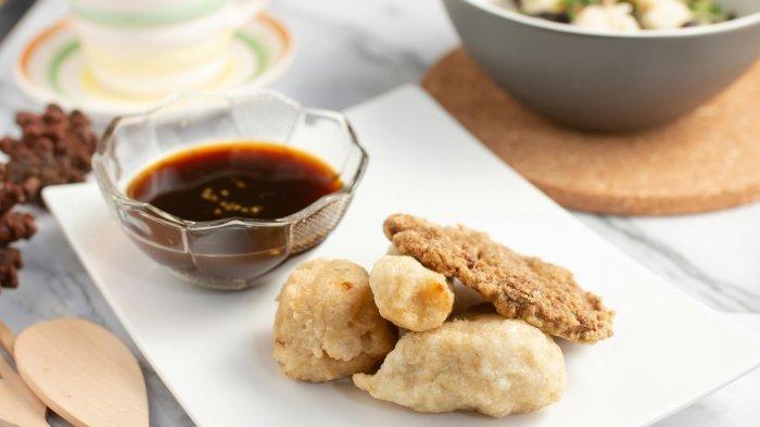 Ilustrasi pempek, kuliner khas Palembang yang cocok jadi oleh-oleh.