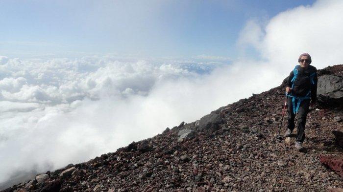 Ilustrasi pendaki saat mendaki Gunung Fuji di Jepang.