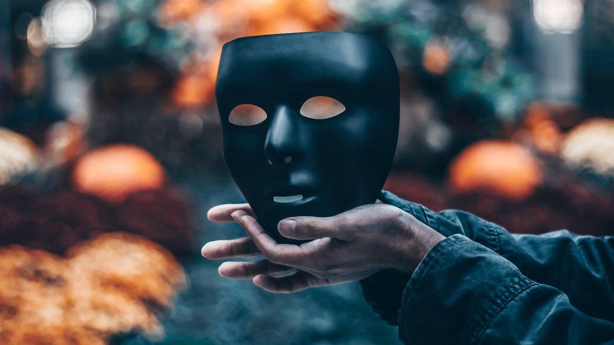 Ilustrasi penemuan mayat yang mengenakan topeng misterius