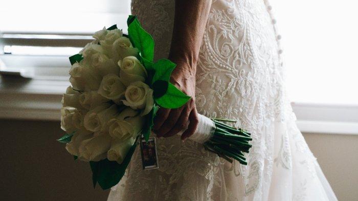 Ilustrasi pengantin wanita membawa bucket bunga.
