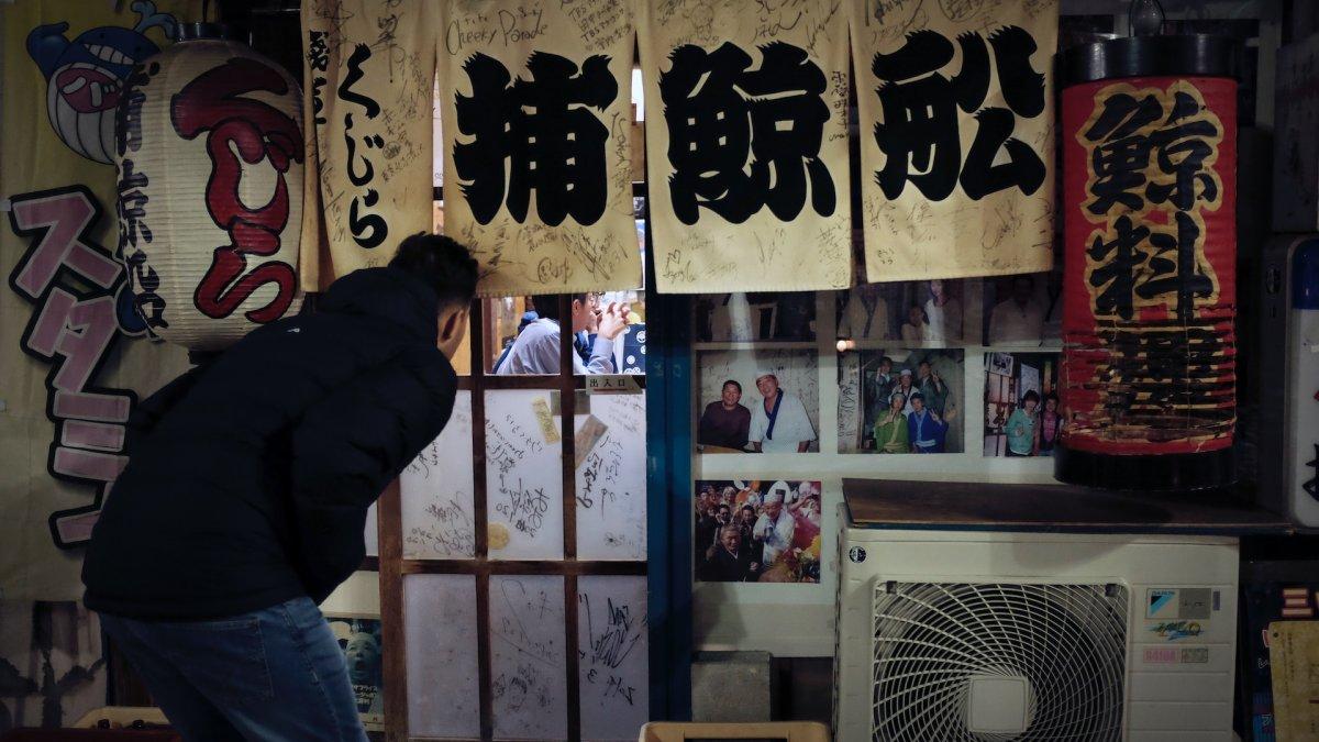 Ilustrasi izakaya di Jepang. Sebuah bar izakaya di Jepang mendapat kecaman karena menawarkan layanan yang agak kontroversial kepada pelanggannya yakni menampar wajah sebelum makanan disajikan.