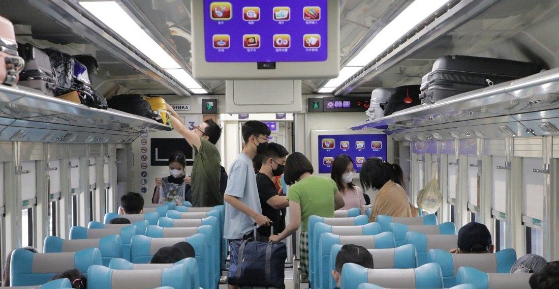 Ilustrasi penumpang kereta api. Petugas PT Kereta Api Indonesia (Persero) berhasil memberikan pertolongan cepat dan tepat terhadap penumpang ibu hamil yang kedapatan akan melahirkan saat menggunakan perjalanan kereta api.