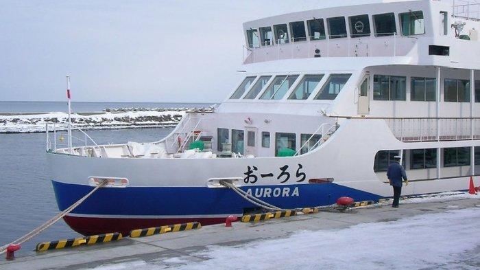 Ilustrasi perjalanan kapal pesiar dalam tur es apung atau Shiretoko & Abashiri Drift Ice dari Sapporo, Hokkaido, Jepang.